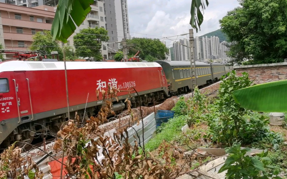 广铁广段hxd1d0526牵引晚点的z35通过良村跨线桥