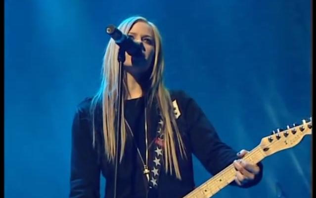 【快乐结局】Avril Lavigne  My Happy Ending (Live 2004.09.26 Comet Awards)哔哩哔哩bilibili