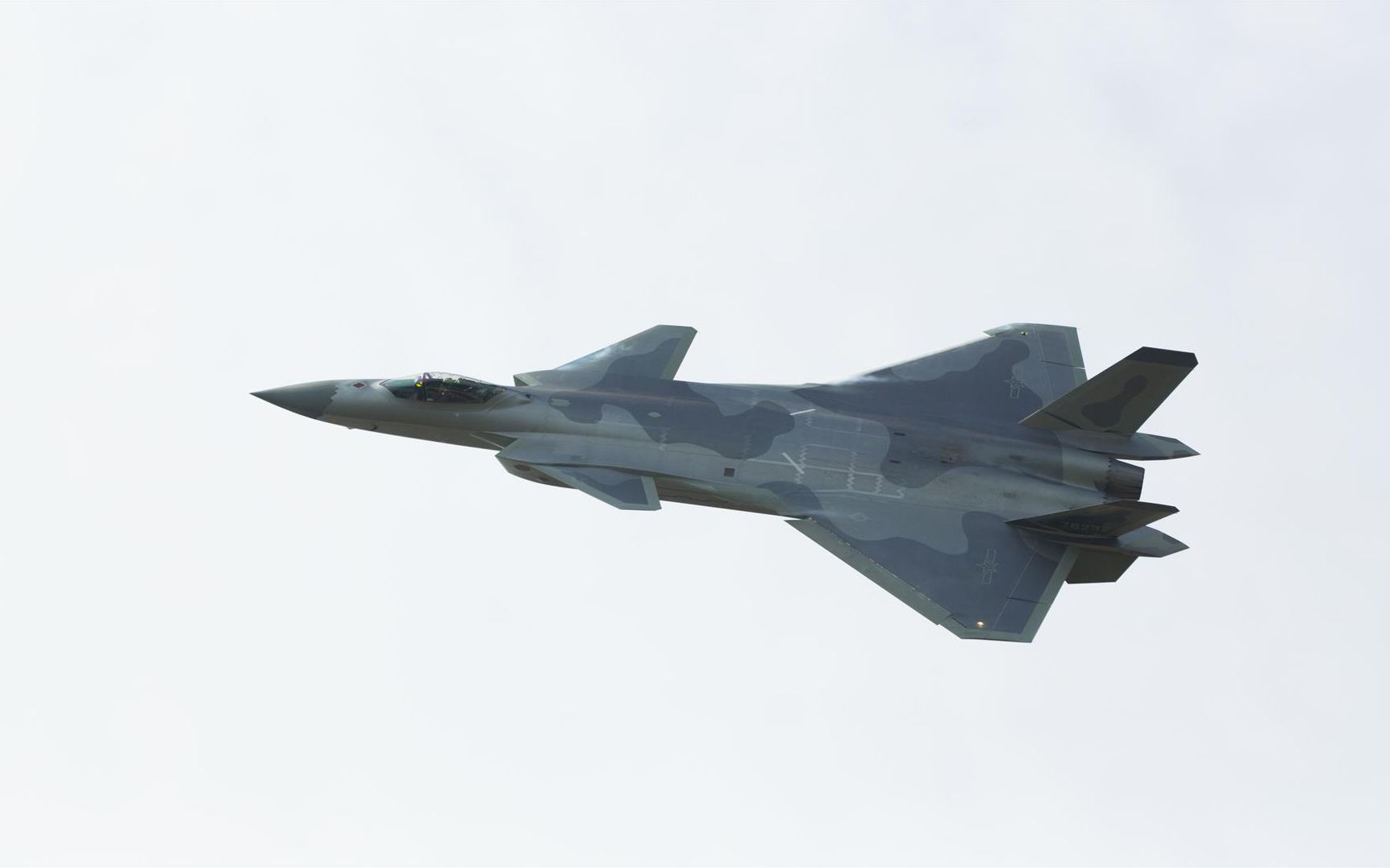 双座版歼20疑似曝光,为何美军f22至今没有同款?