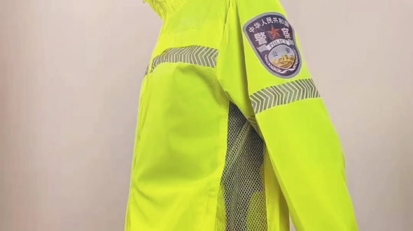 今天警队刚发下来的夏季专用防晒服夏执勤防晒服 我和同事拍照一起