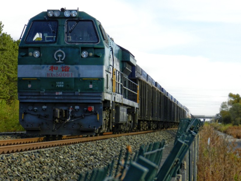 齐北线哈局齐段hxn5 0001机车牵引上行货列接近齐齐哈尔站