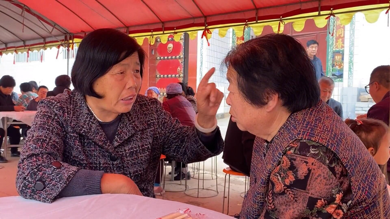 2名大妈在宴席上聊天,宛如传输最高级别情报,皱眉摇头逗乐网友