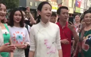 Tải video: 人群中的韩再芬韩美人气质不凡！美人不老！