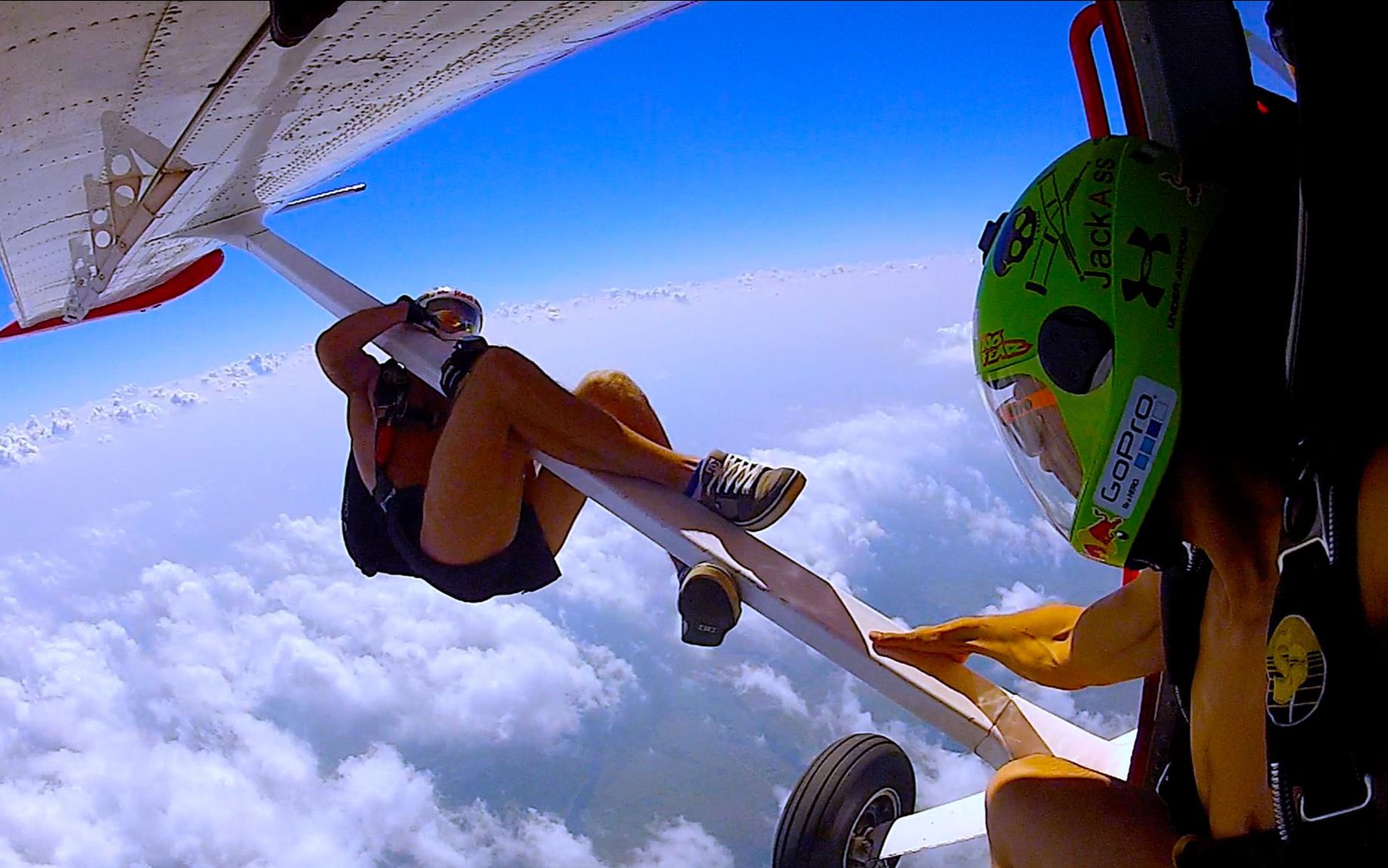 哔哩哔哩-【好美】高空跳伞降落在大蓝洞&5000米双人跳伞全程实拍