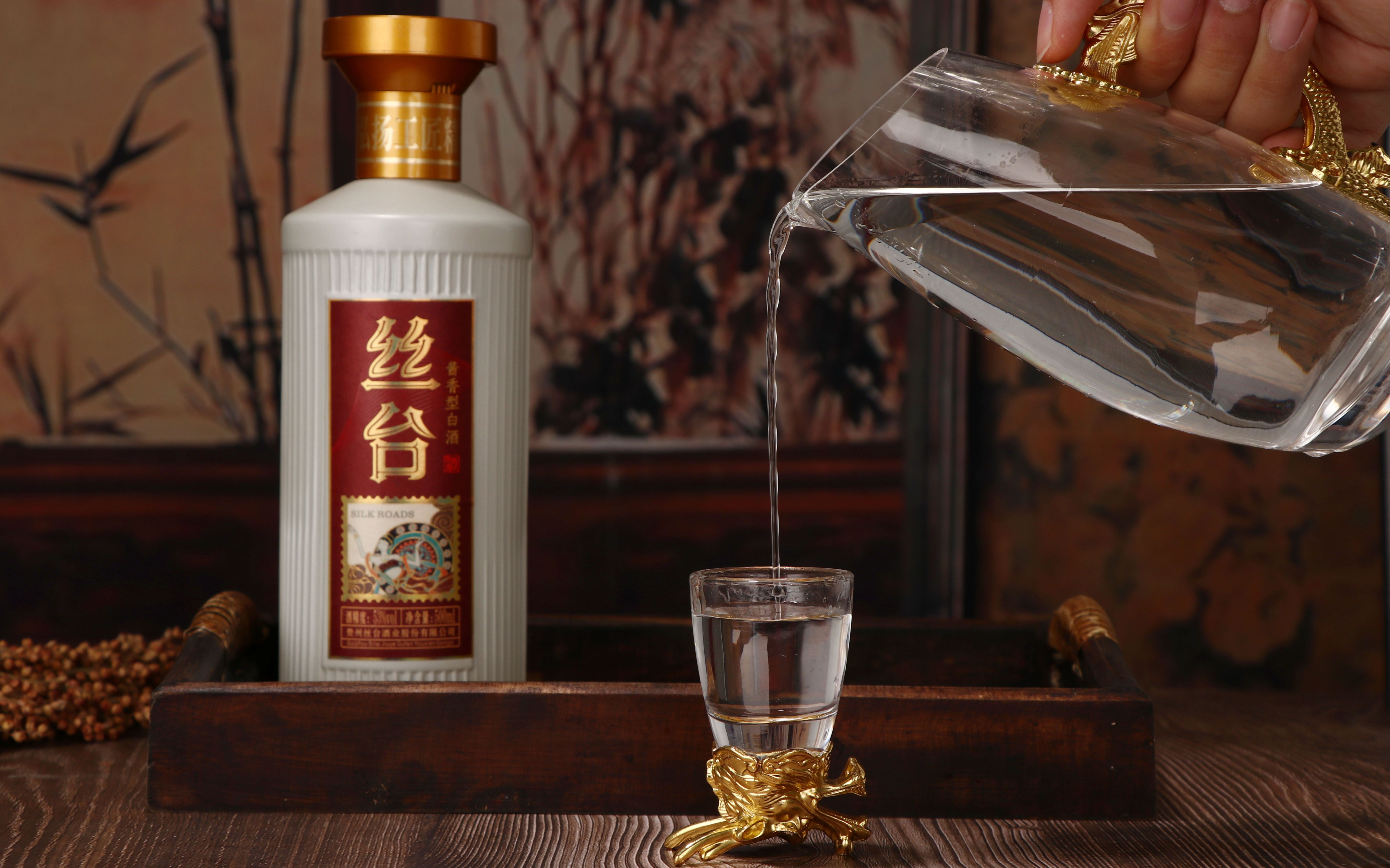 丝台酒业产品展示『尊贵版银丝台』,丝台酒的价格,酱香型53度,瓶身