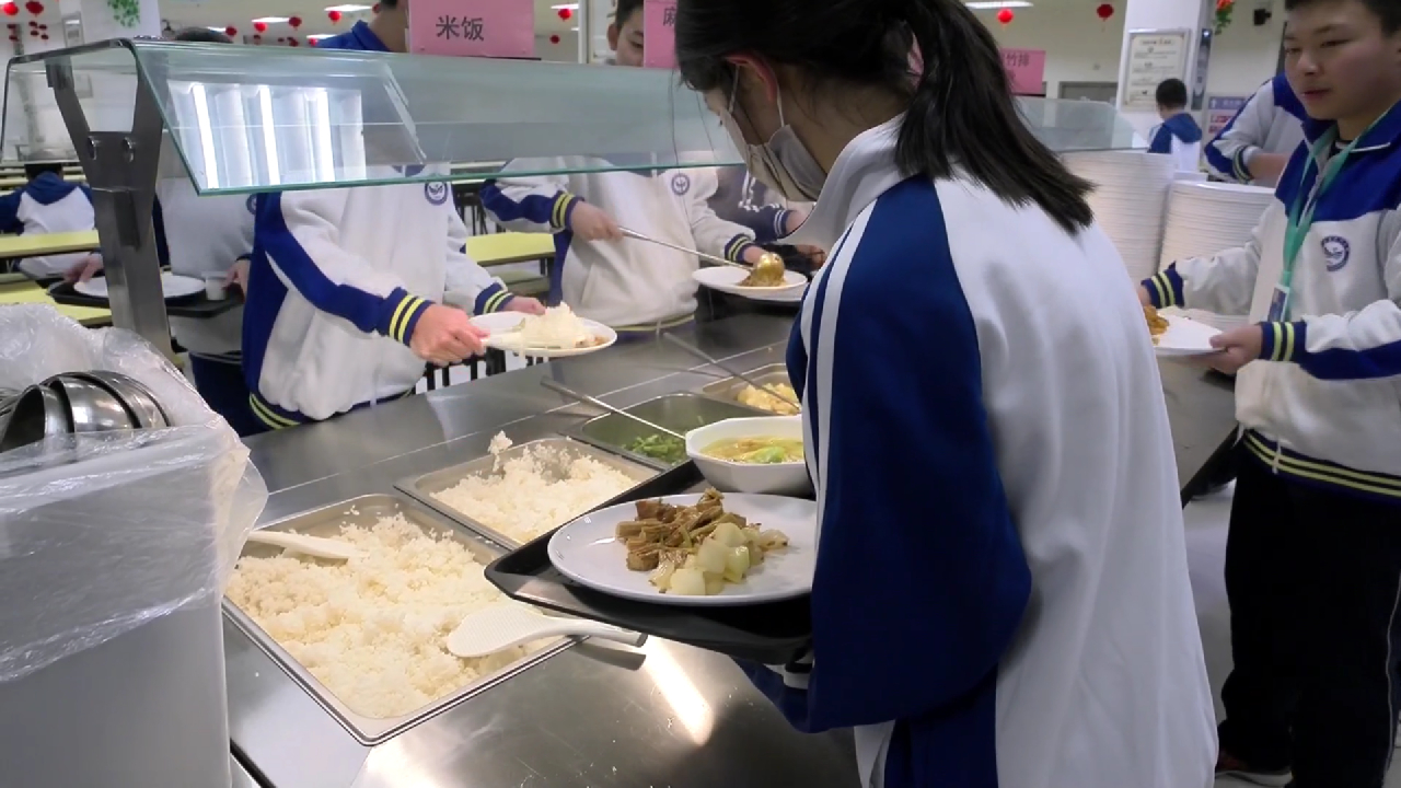 新学期新气象!丰台二中食堂变为自助餐,满足不同学生就餐需求哔哩哔哩bilibili