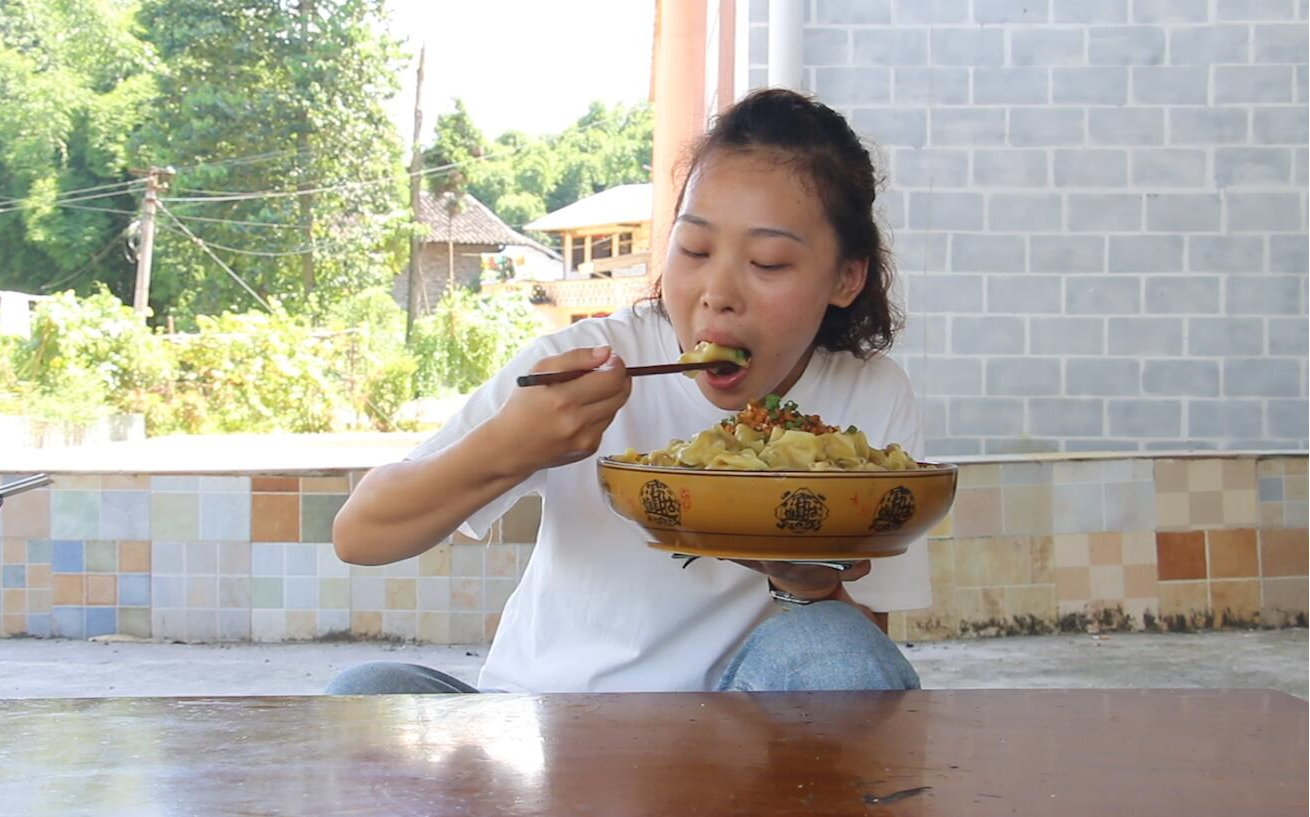 秋妹今天做了包面一口气吃60个吃得满头大汗太过瘾了