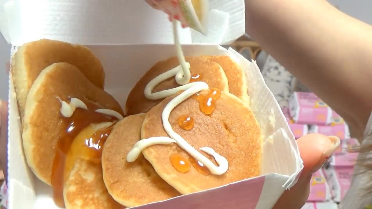 日本美女小姐姐食量惊人!一口气吃掉210片的麦当劳小松饼