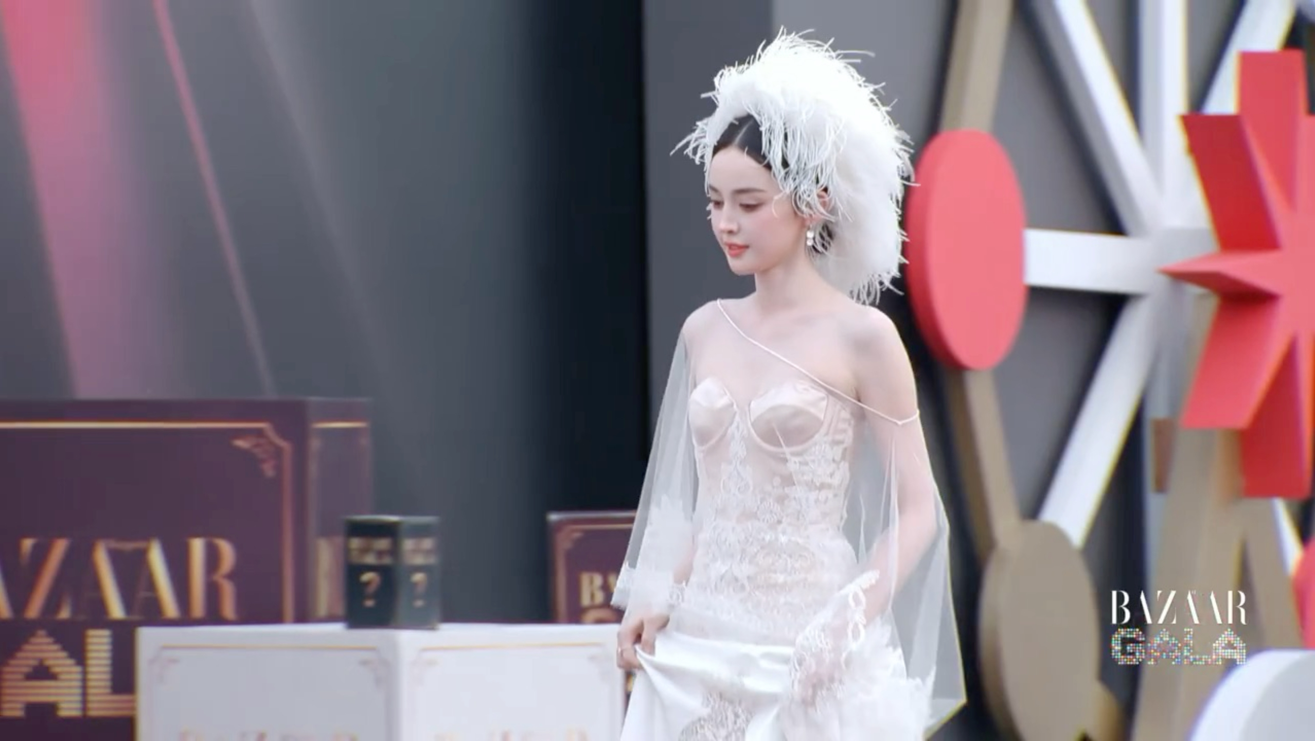 娜扎白纱造型惊艳红毯！！