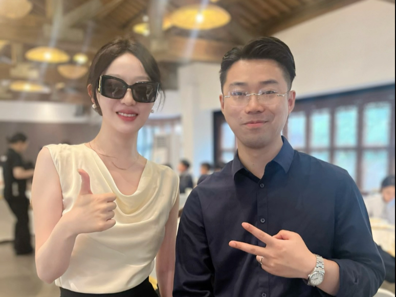 郭律说去年合影把他拍的像约德尔人，其实郭律不矮也很带派，今年合影正名