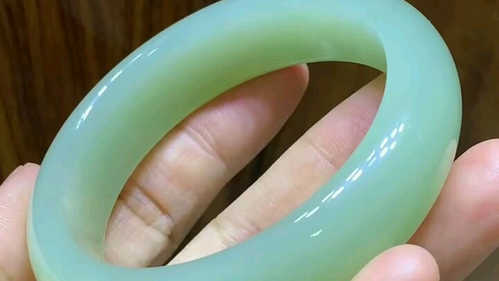 和田玉粉青手镯