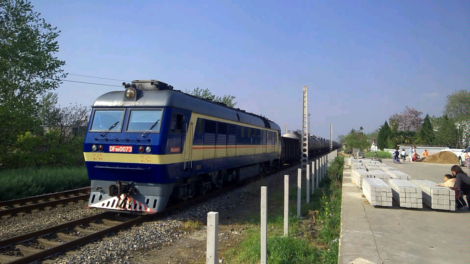 【蚌埠车迷】感受一下df8b的16v280zja柴油机的轰鸣_哔哩哔哩 (゜-゜)