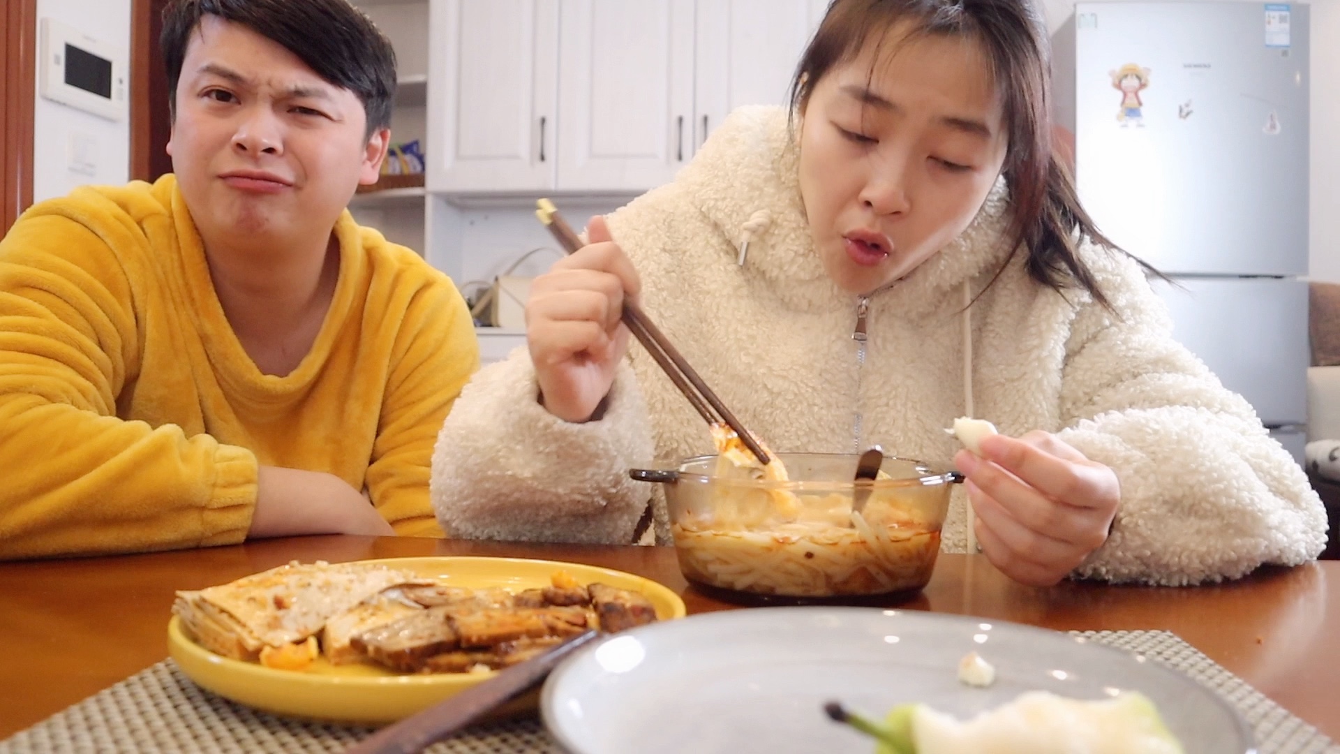 90后情侣日常,小双晚上想吃个宵夜,煮了个鸡蛋面.