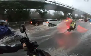 Скачать видео: 北京今天大暴雨~记录24年8月（雍和宫~北五环外） 骑行&冲浪