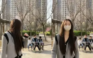 Video herunterladen: 父子三人陪妈妈录视频，三人目光同时被陌生女子吸引：绝对亲生的