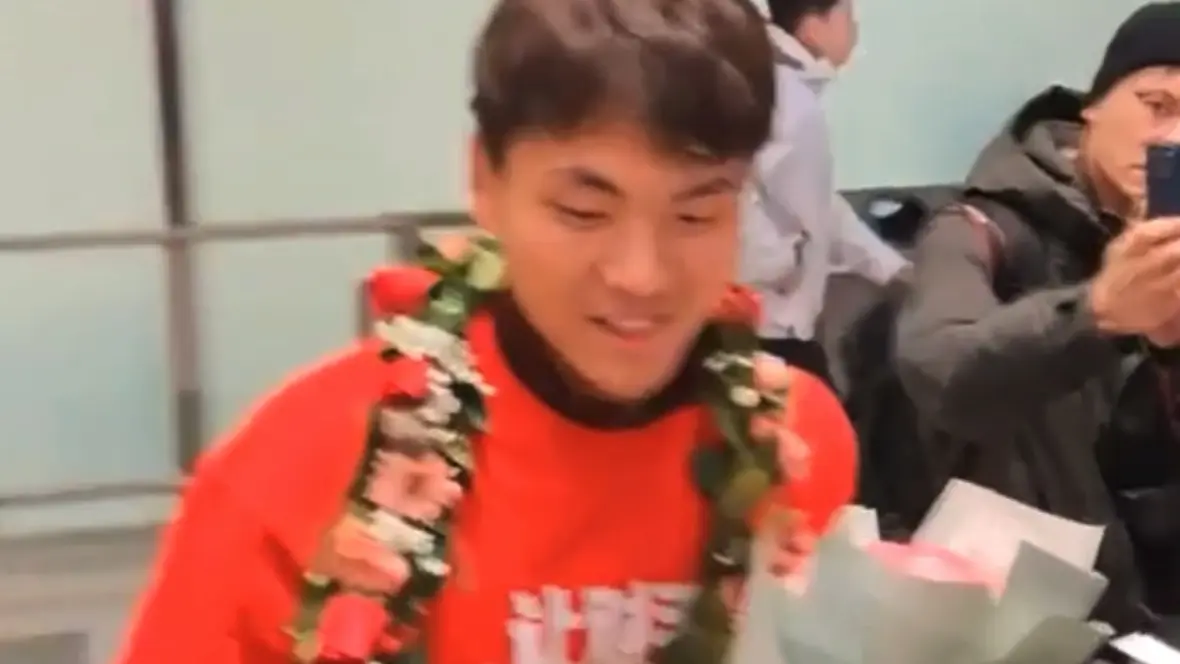 李昊回国在机场受到球迷热情追捧!李昊直言:感谢所有球迷!_哔哩哔哩_bilibili
