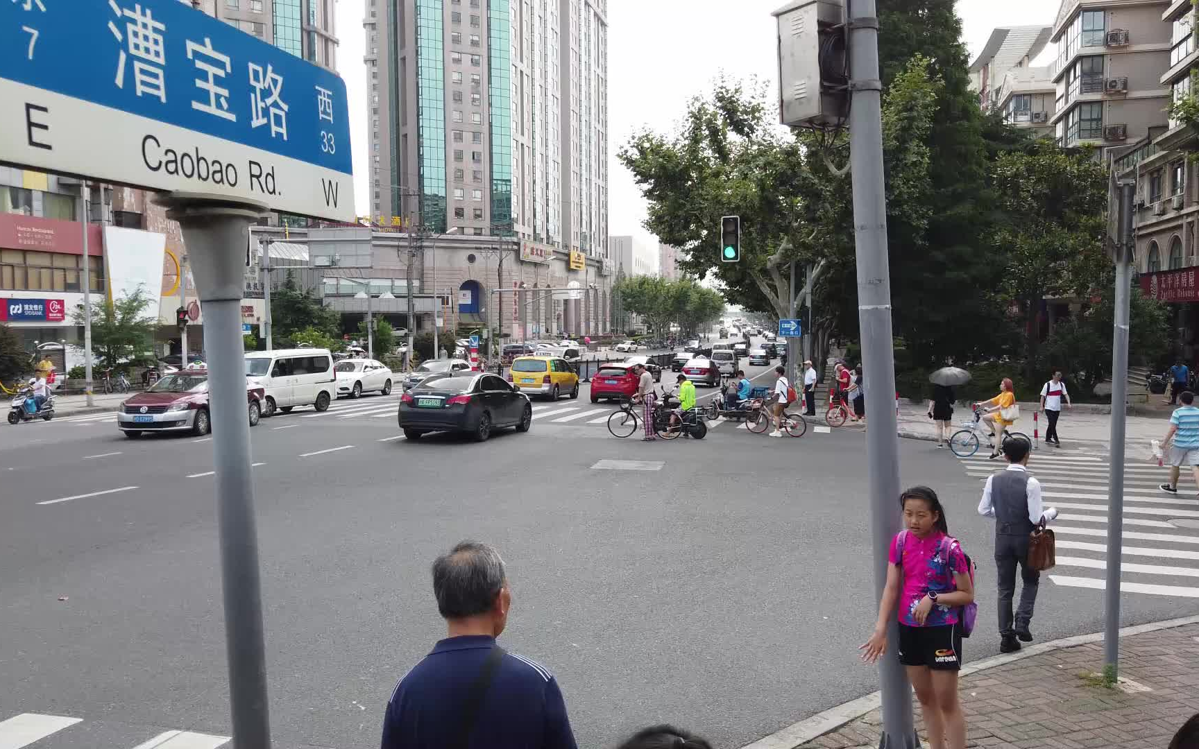 走在上海vlog难得出太阳在徐汇区漕宝路地铁站附近闲逛