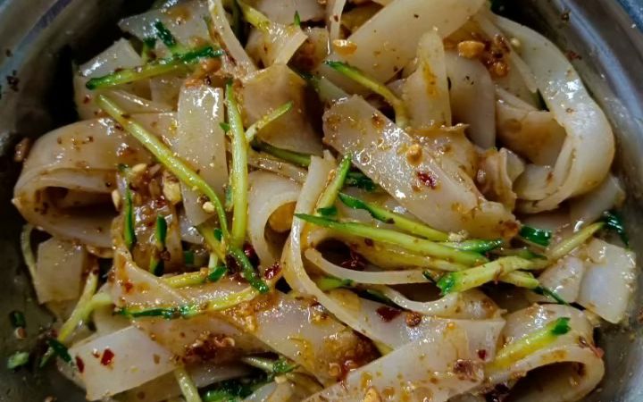 阳泉市育英学校劳动教育制作面皮