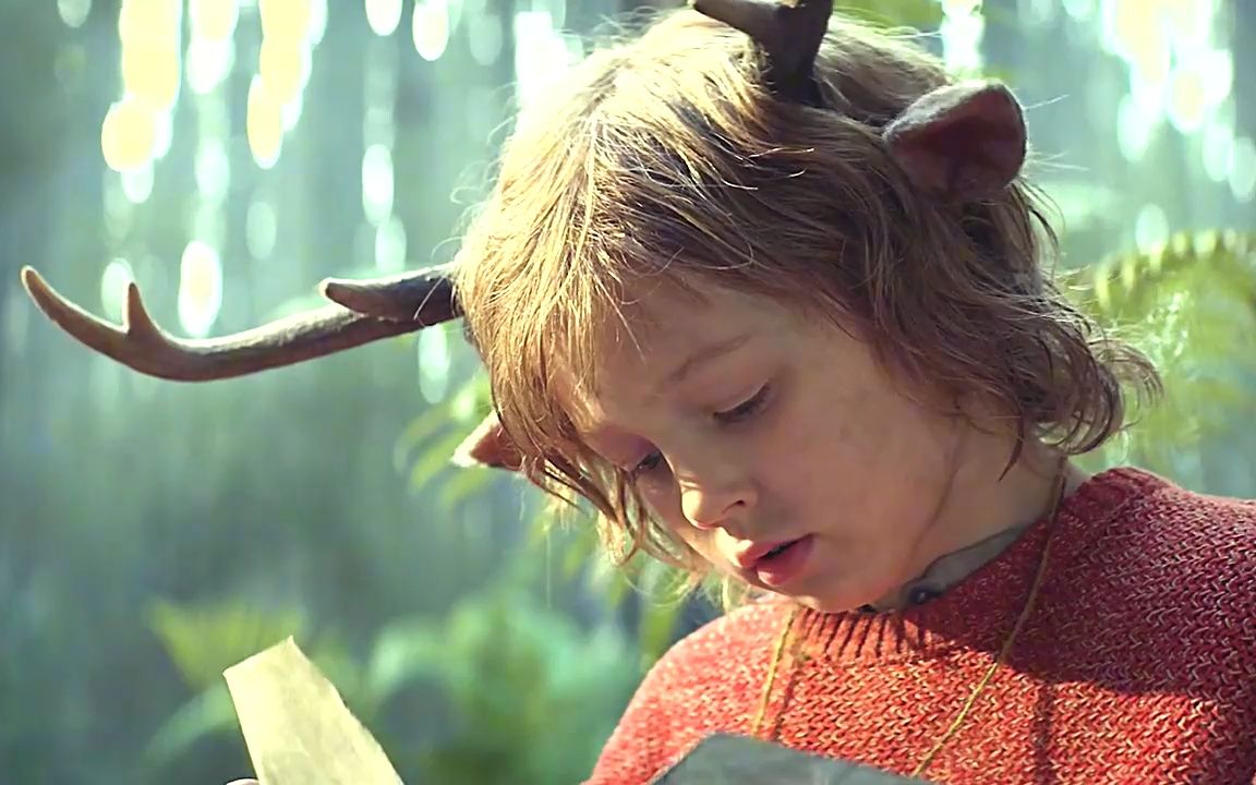 小男孩长着一对鹿角