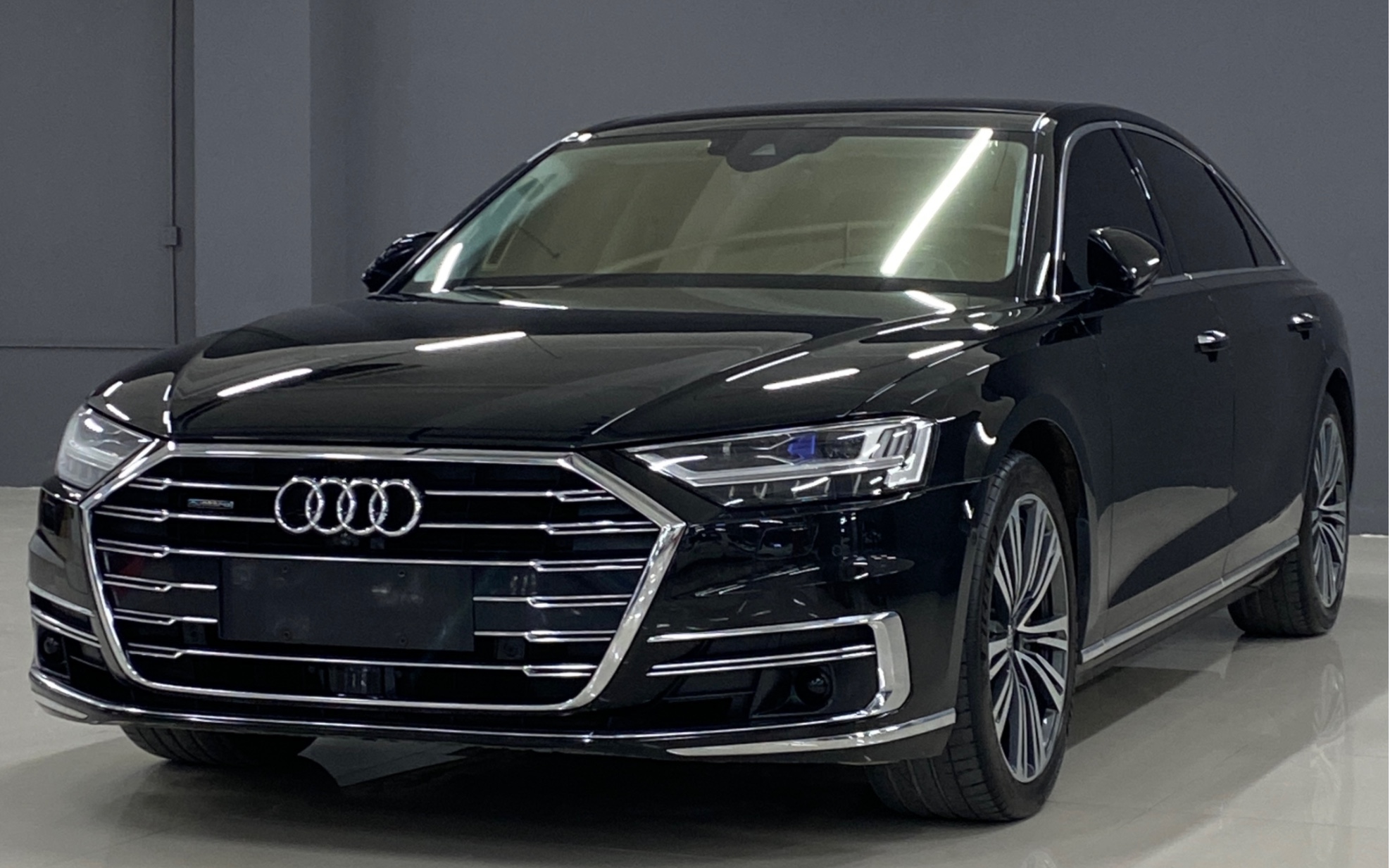 买台奥迪a8开三年多赔了一半,车贩子都懵了,说好的豪车保值呢?