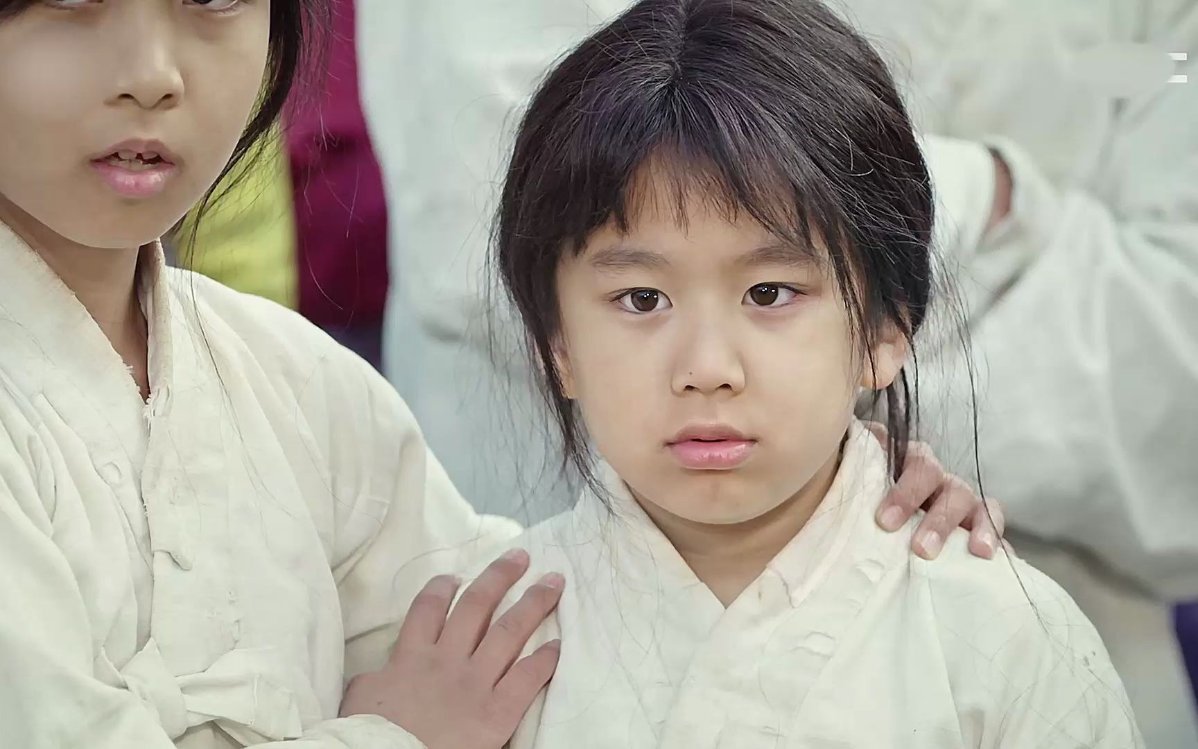 小孩虎头虎脑却力大无穷徒手就掰断木头韩剧逆贼第二集