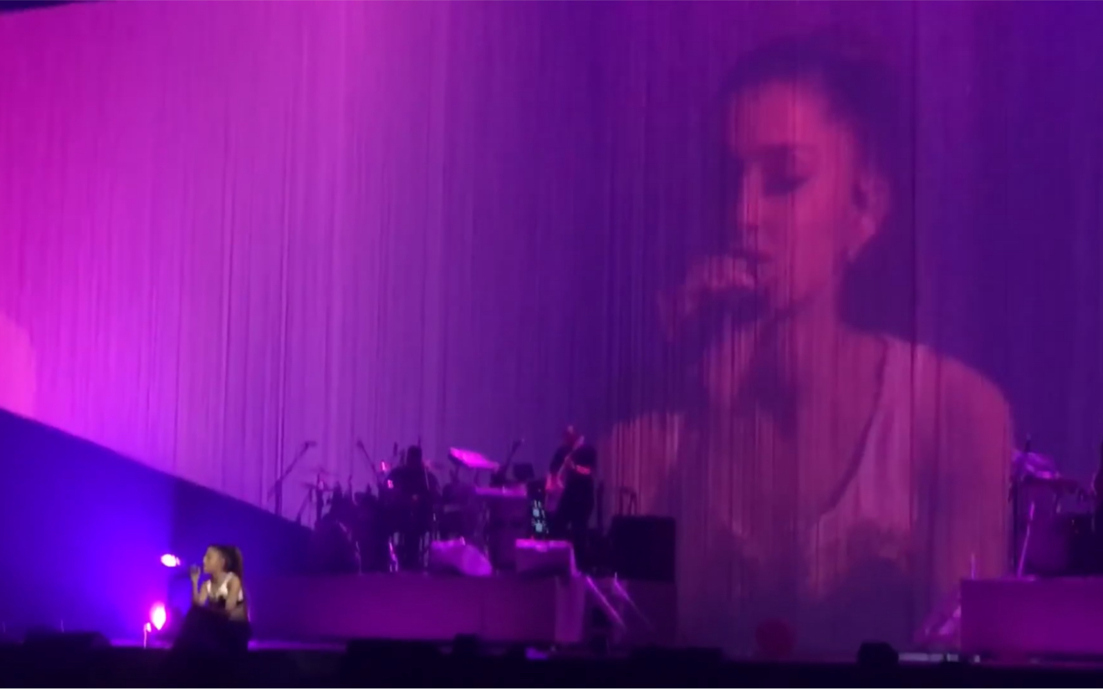 [图]Pink + White (Frank Ocean) live - Ariana Grande