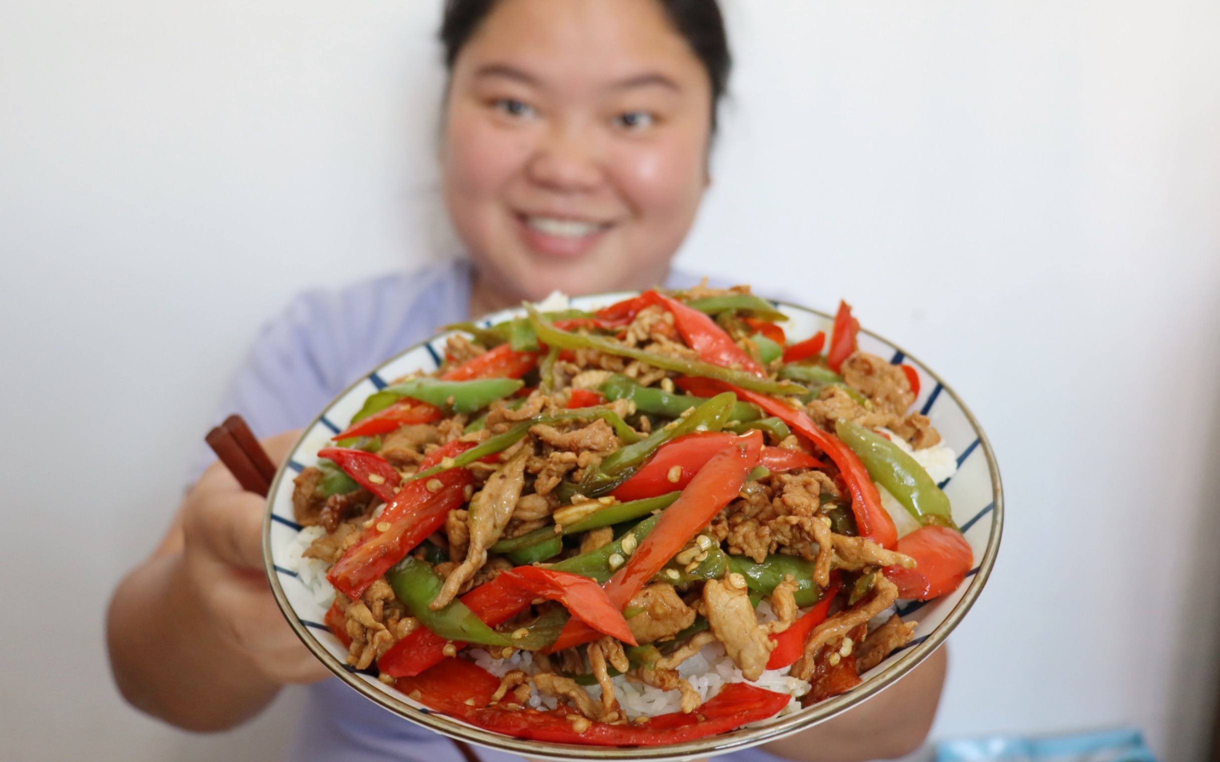 青椒炒肉盖码饭图片