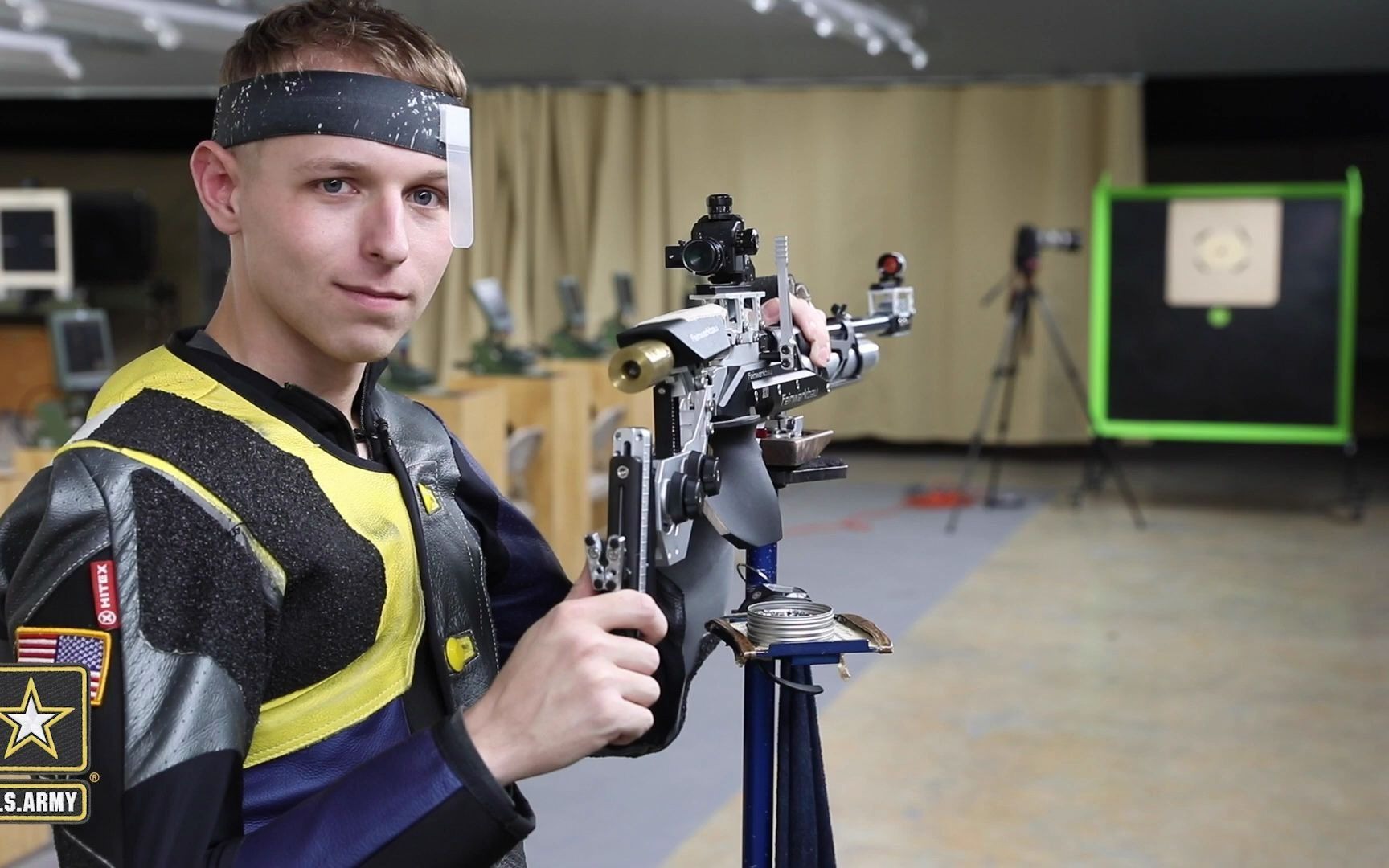 陆军射击队炫技:射钉枪