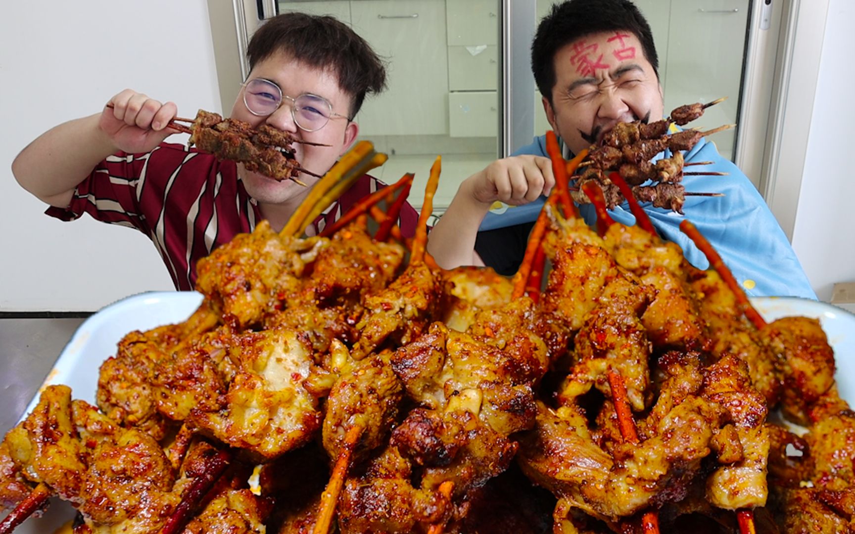 老猫做5斤红柳烤肉邀请蒙古小伙一起吃大口吃肉真过瘾