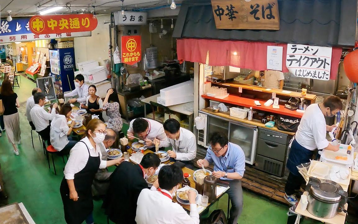 日本街头美食在鱼市场的拉面馆的一天