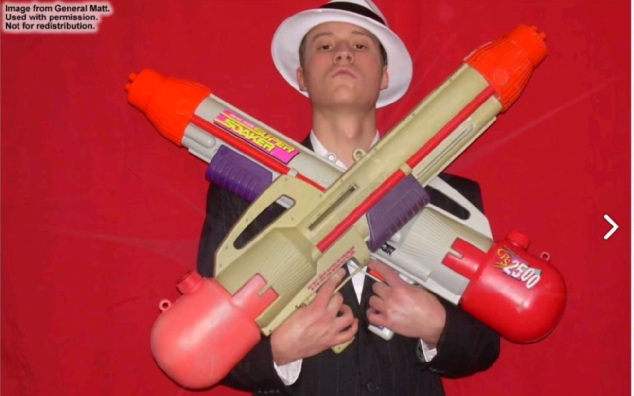 国外黑帮佬展示super soaker水枪库存拍摄趣味照片(关联nerf古董水枪)