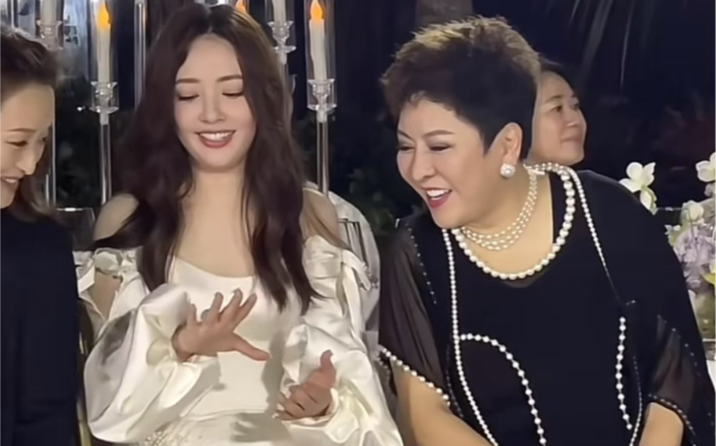 郭碧婷蹲下合照