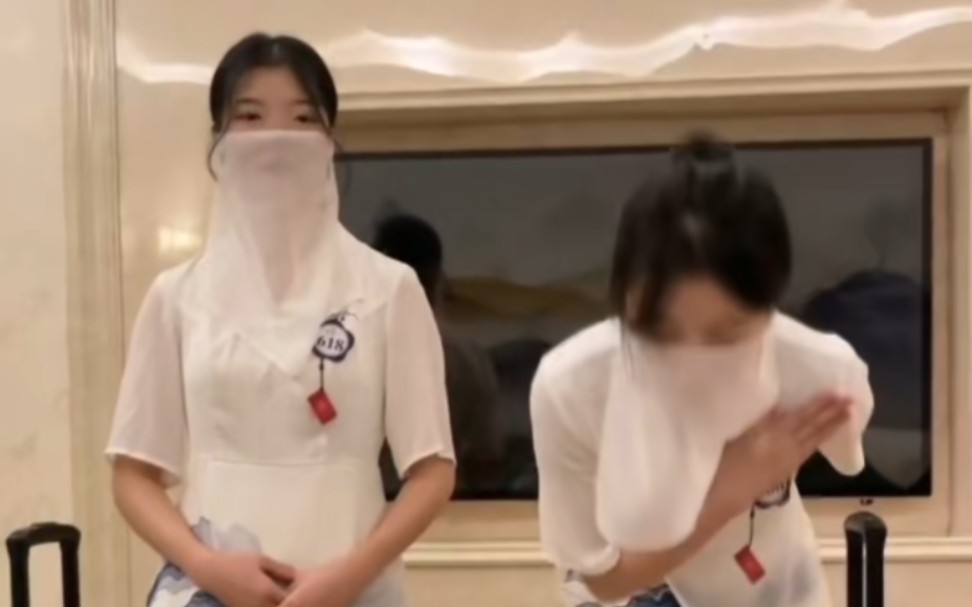 抱着盒子的姑娘和擦汗的男人