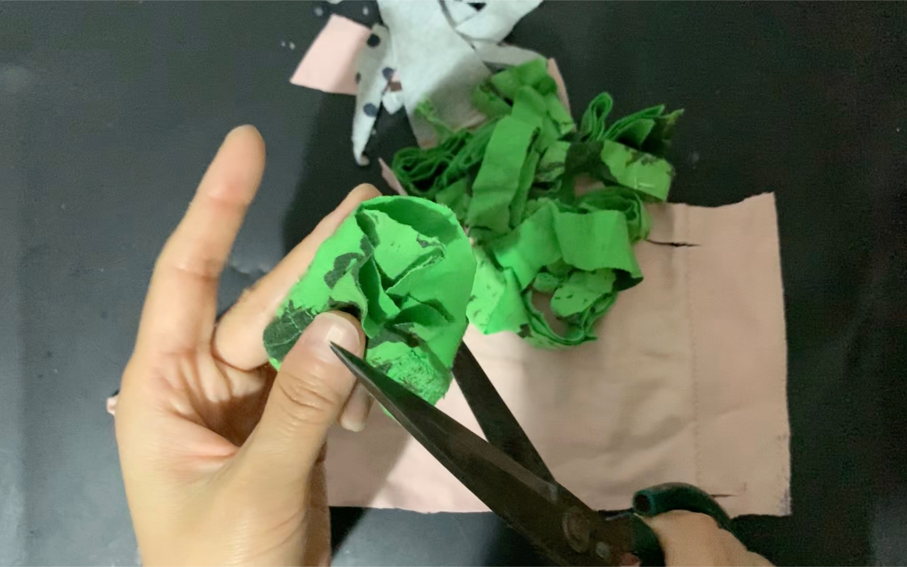 家人不穿的旧衣服别急着扔!剪成条状做个小改造,成品超实用