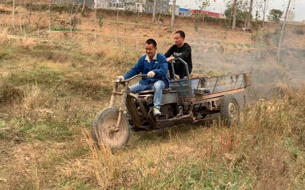 农村小伙修厕所,30年老式三轮车真威风,10分钟拉一车,牛不牛?