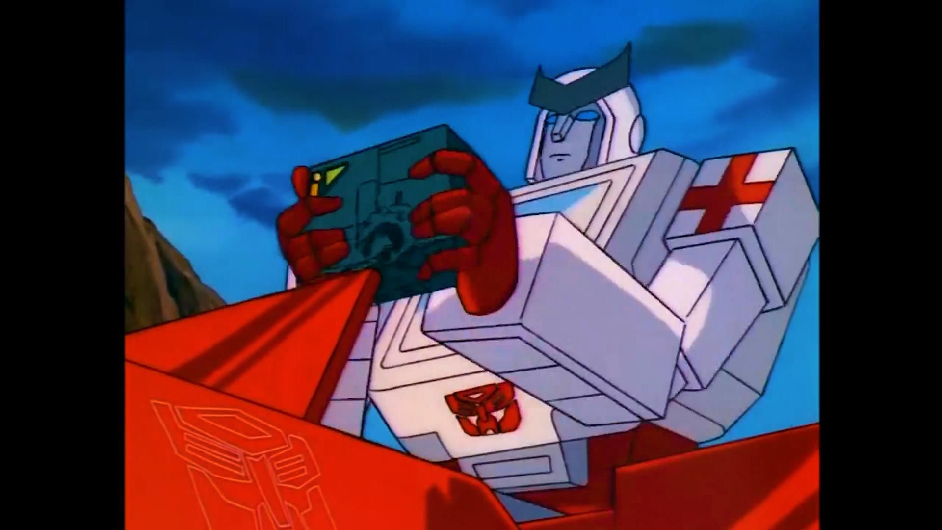 救护车从铁皮身体里取走了某个大零件!【变形金刚】