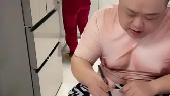 媳妇出游季节太小心了 一起定价格 搞笑视频