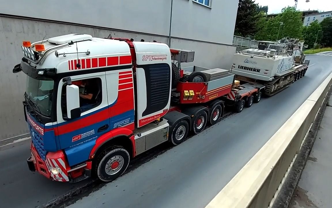 【重卡运输】利勃海尔r960挖掘机运输到工地拆楼