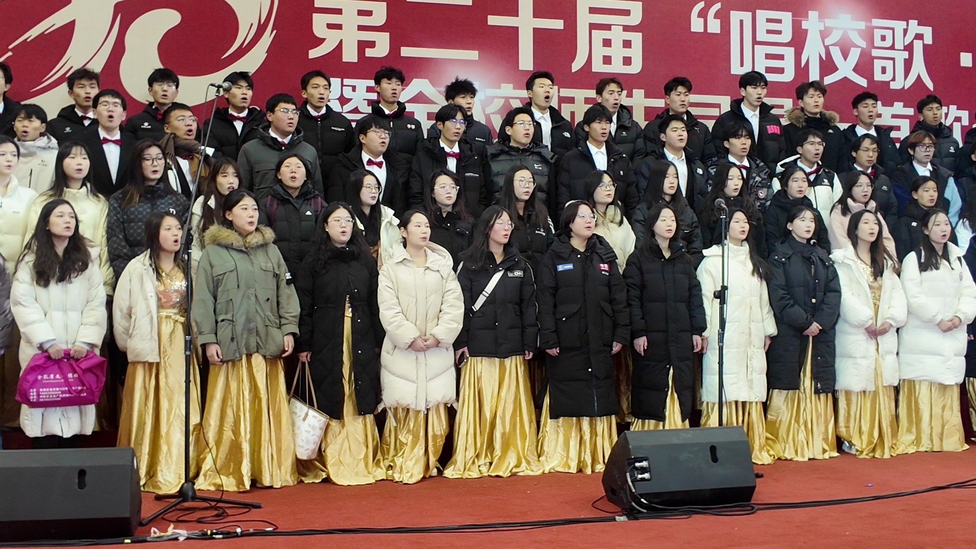 抖音师生唱歌青岛=抖音上一对师生唱歌