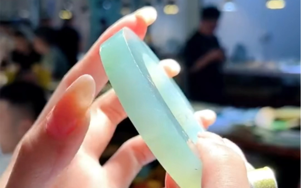 6800拿下晴蓝手镯, 起货一刻美呆了~#翡翠手镯 #翡翠 #珠宝首饰