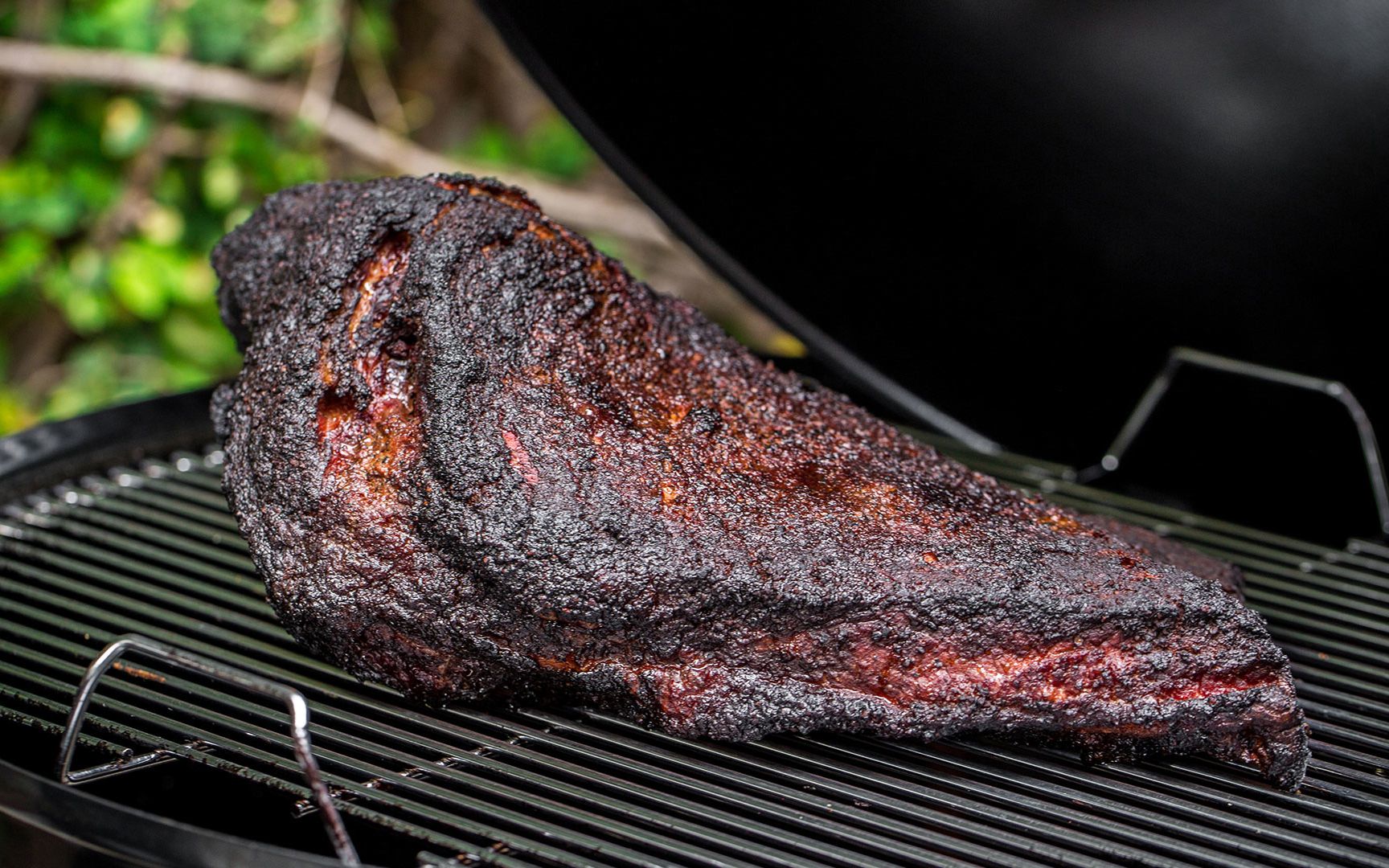 美国烟熏大牛排,表面被烤成黑炭,里面只有七分熟,撕开吃油脂狂流!