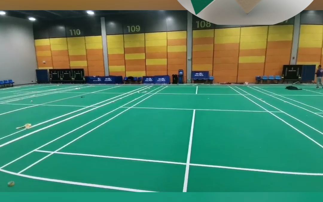 四川省东安湖体育公园16组标准羽毛球场,黄橙墙面搭配绿色场地
