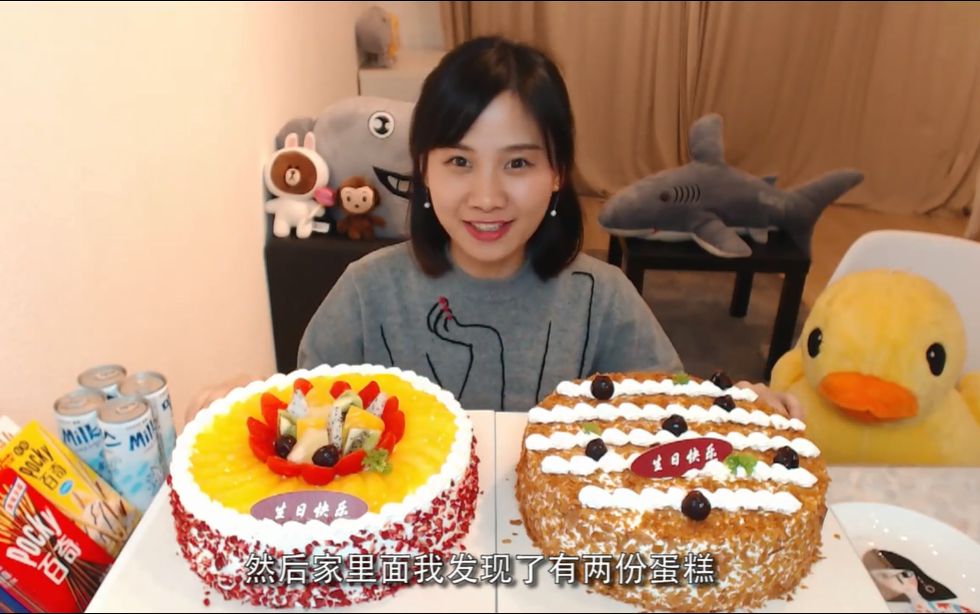 中国大胃王密子君(2个大蛋糕)祝最近过生日的朋友生日快乐,吃播吃货