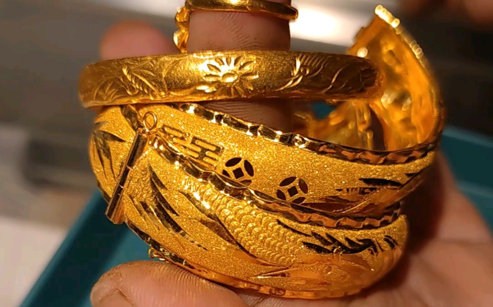 这么好看的金手镯,金子特别差,烧差发黑