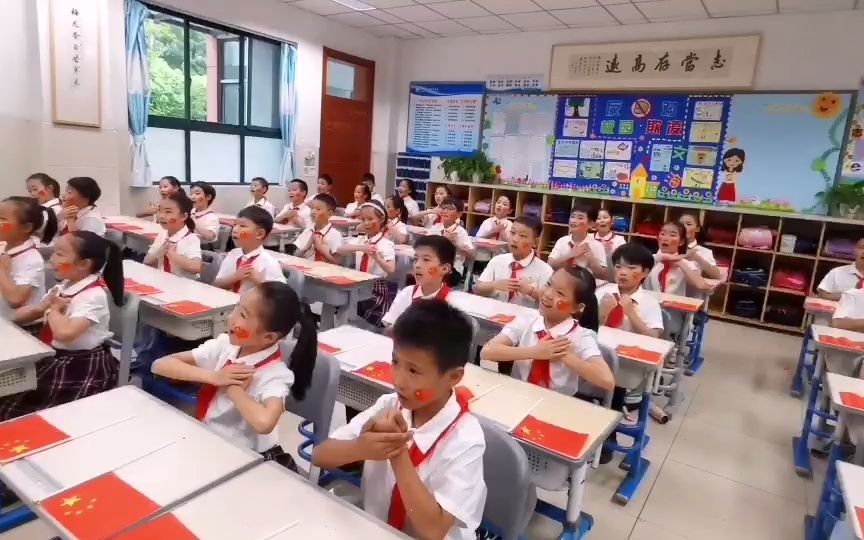 [图]杭州市文海实验学校（小学部）的“红领巾”们齐唱《我和我的祖国》，深情表达对祖国母亲的美好祝福！