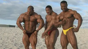 下载视频: Musclemen On The Beach 1