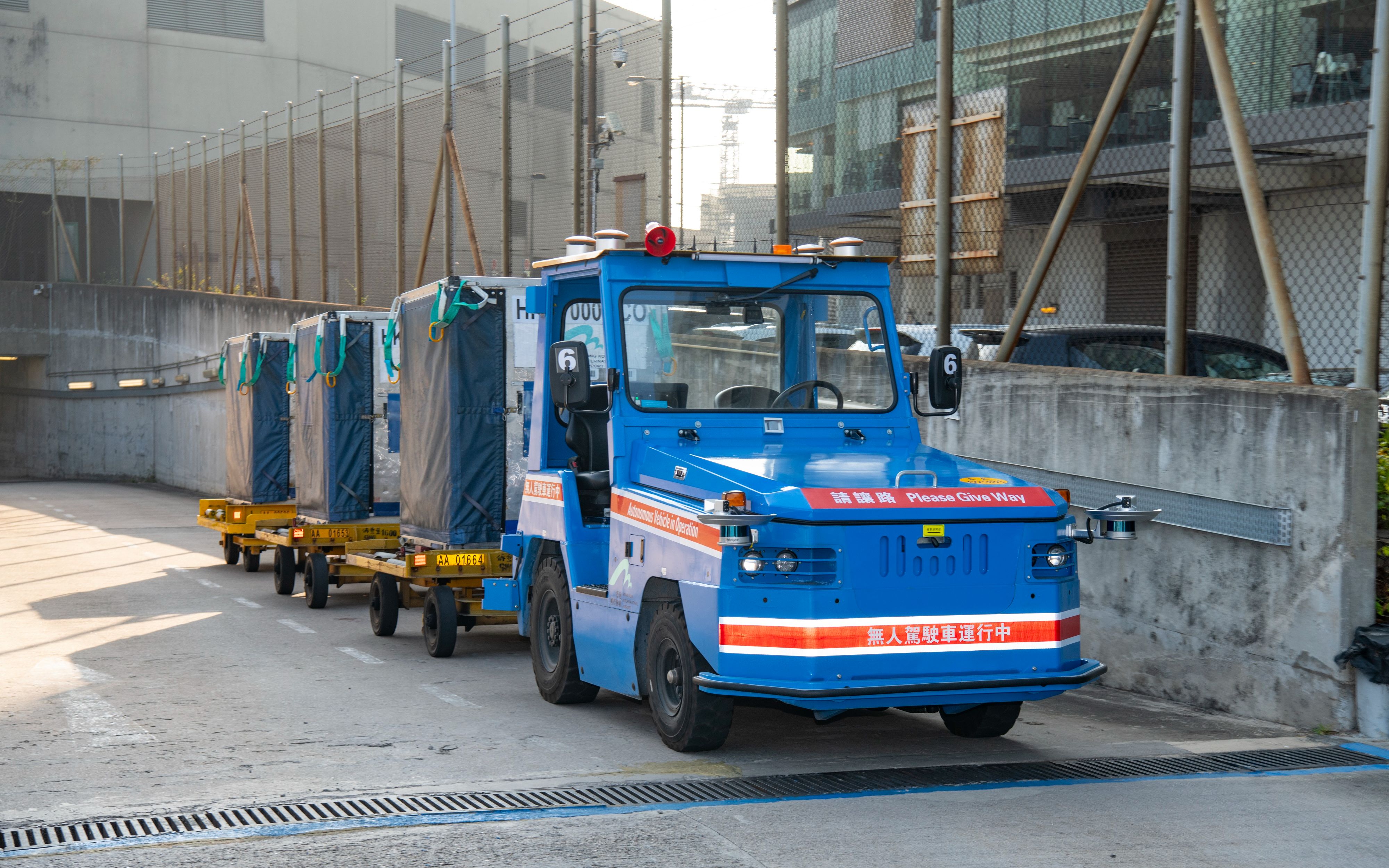 驾驶牵引车案例丨驭势科技无人驾驶牵引车进驻香港国际机场常态化运营