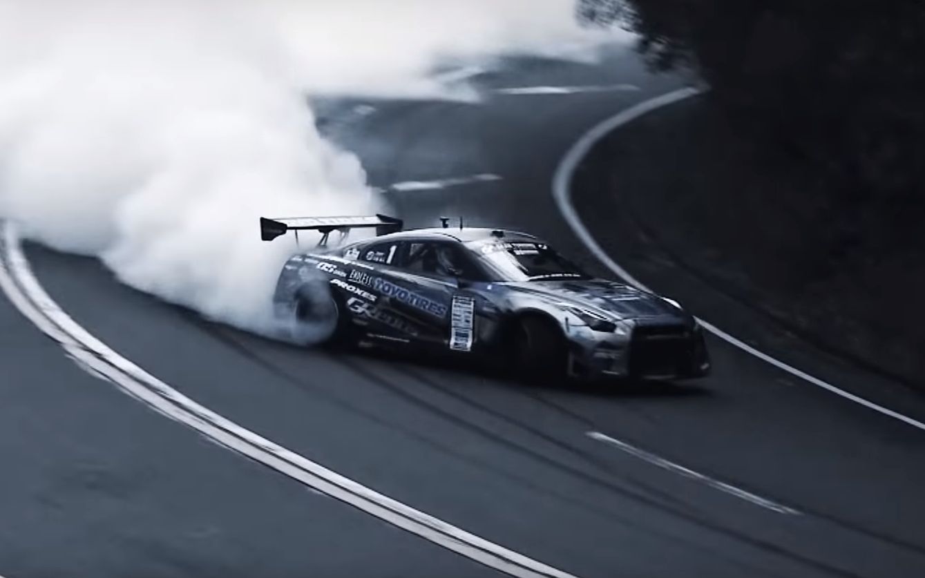 千匹战神 gt-r 被 要求以215 km / h的最高速度进行漂移下山 !