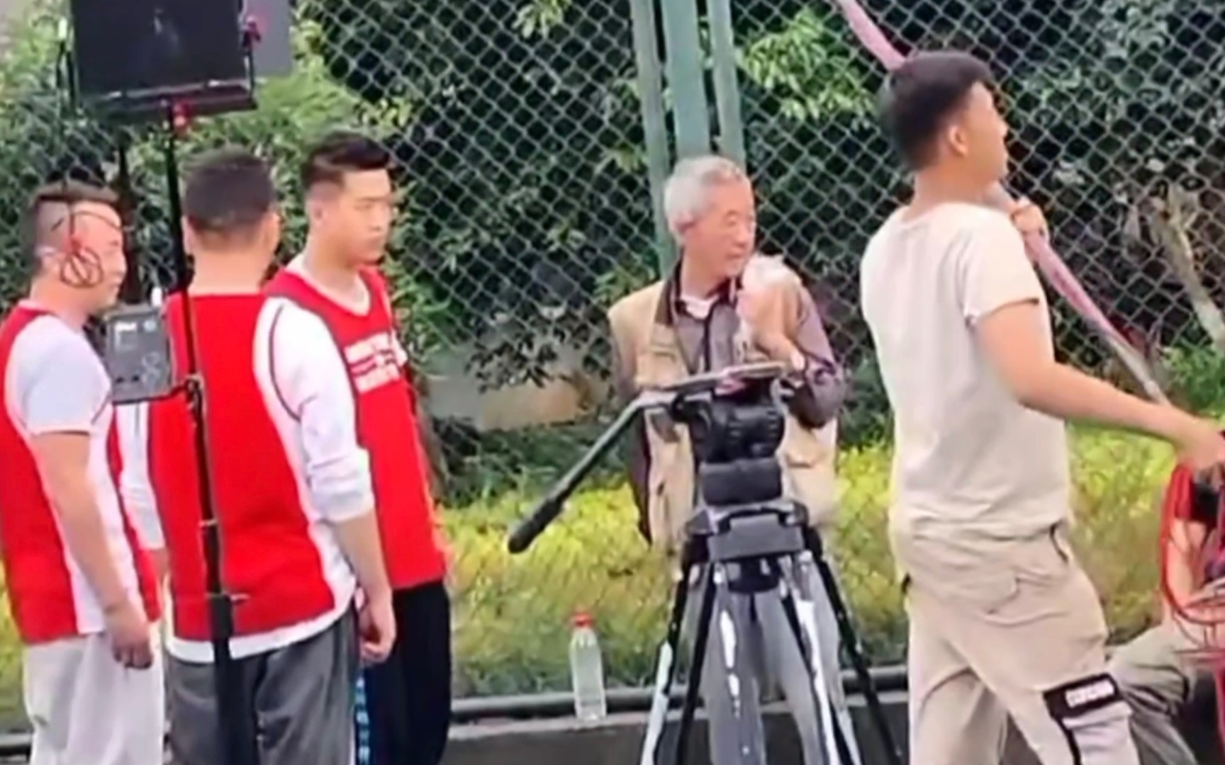 陈翔六点半在学校篮球场拍摄