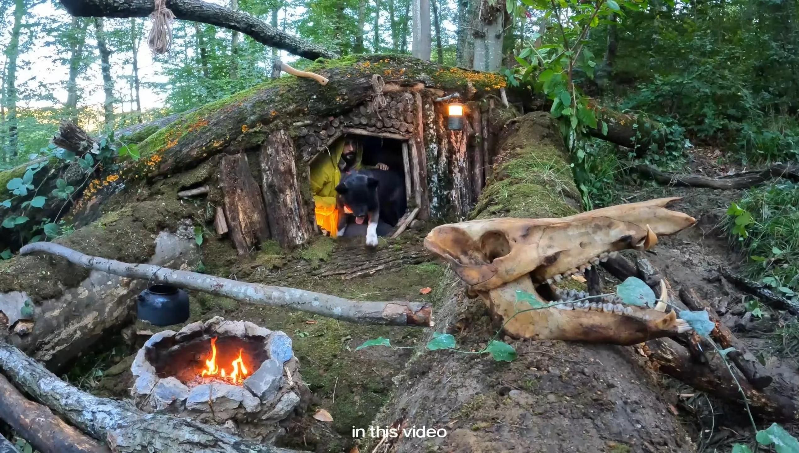 陷入暴风雨- 建造丛林生存庇护所 - 大雨中的荒野露营(第107弹)